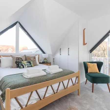 Pass The Keys Stunning 7 Sleeper Penthouse On Windsor Riverside Exterior photo