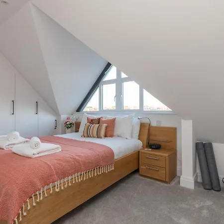 Pass The Keys Stunning 7 Sleeper Penthouse On Windsor Riverside Exterior photo
