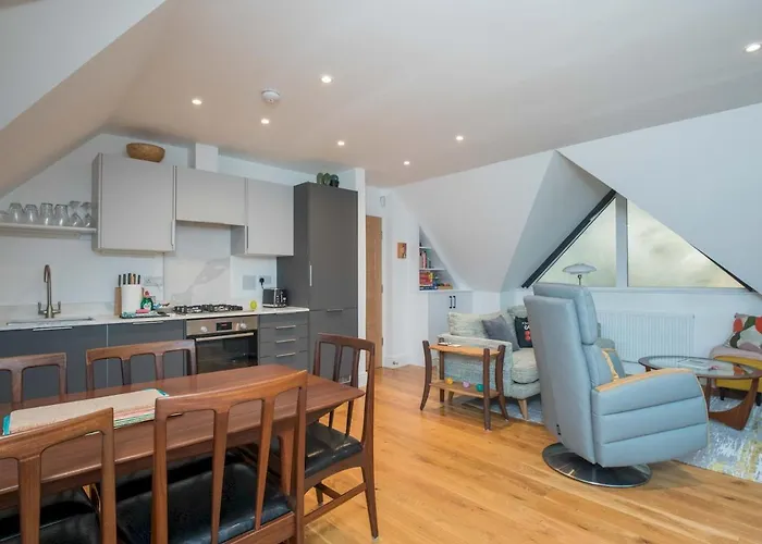 Pass The Keys Stunning 7 Sleeper Penthouse On Windsor Riverside
