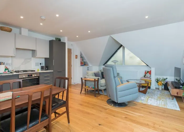 Pass The Keys Stunning 7 Sleeper Penthouse On Windsor Riverside